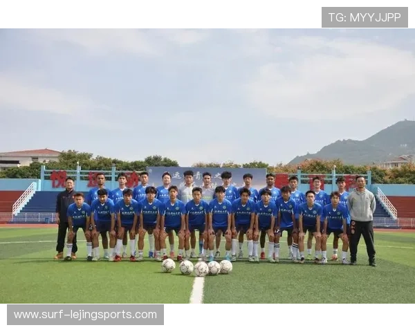 追寻绿茵场上传奇之路足球星痕迹里的荣耀与梦想